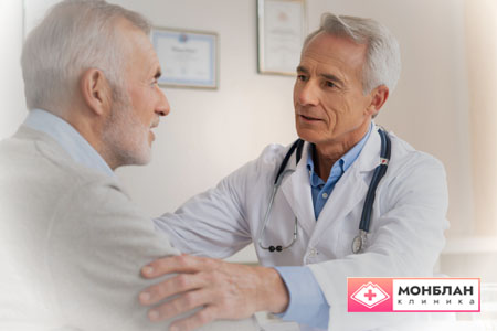 Врач беседует с пациентом